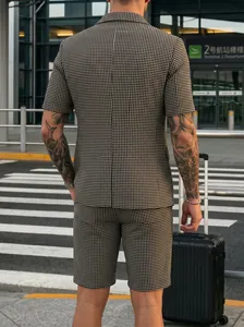 Vue arrière d'un costume à carreaux pour hommes à manches courtes à l'aéroport