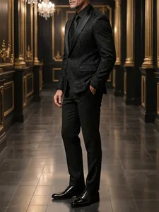 Eleganter schwarzer Jacquard-Smoking-Anzug für Herren in einer luxuriösen Umgebung.