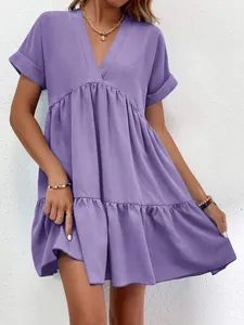 Détail d'une robe décontractée à manches courtes et col en V violette pour femmes