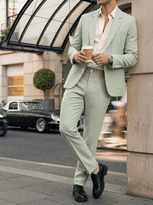 Vue détaillée d'un costume formel vert menthe pour homme, idéal pour les mariages.