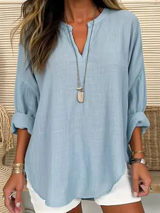 Blusa casual de algodón y lino azul claro con cuello en V y elegantes mangas enrolladas para mujer