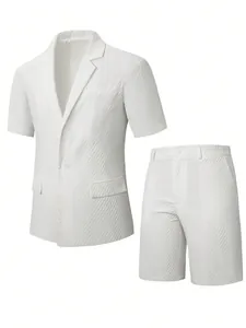 Ensemble blazer manches courtes et short blanc texturé pour homme style business élégant.