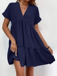 Vue détaillée d'une robe courte bleu marine à col en V avec un ourlet à volants élégant