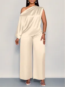 Gedetailleerd overzicht van de elegante beige satijnen set met één schouder top en broek