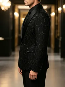 Detailansicht des Rosen-Jacquard-Musters auf einem schwarzen Herren-Smoking-Sakko