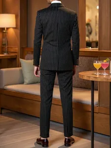 Vue arrière d'un homme en costume rayé noir dans un salon chic et moderne