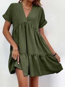 Vue détaillée d'une robe courte décontractée à col en V vert olive avec volants