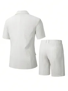 Vue arrière d'un ensemble de costume blanc texturé pour homme avec short assorti