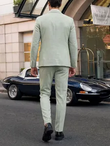 Vue arrière détaillée d'un costume slim fit vert sauge pour homme pour les mariages