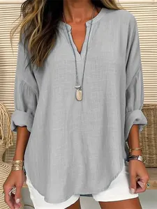 Detalle del tejido de lino gris de esta blusa informal de manga larga para mujer