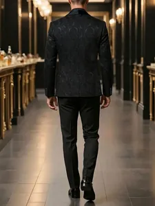 Detailansicht der Rückseite eines luxuriösen schwarzen Herren-Jacquard-Anzugs