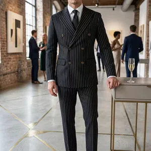 Détail d'un costume croisé à fines rayures pour homme dans un cadre de galerie élégant.