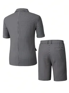 Vue arrière d'un costume d'affaires à carreaux pour homme avec manches courtes et short