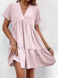 Vue détaillée d'une robe trapèze rose élégante à col en V pour tenue décontractée