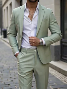 Vue détaillée d'un costume pour homme vert sauge coupe ajustée pour affaires ou mariage