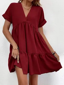 Robe courte bordeaux élégante à col en V et jupe à volants pour un style décontracté