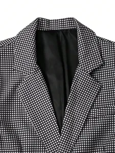Gros plan d'un blazer à carreaux noir et blanc montrant les détails du col.