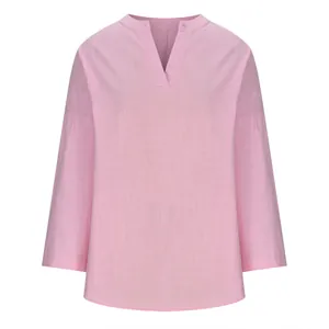 Vista frontal de blusa rosa de algodón y lino suelta con cuello en V y cuello mao