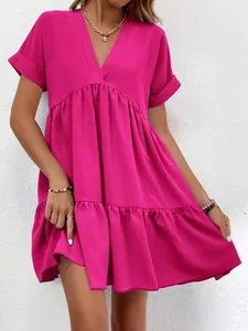 Élégante robe courte magenta à col en V avec ourlet à volants et manches courtes chic