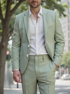 Vue détaillée d'un costume de mariage vert sauge pour homme à la lumière naturelle