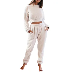 Vista detallada del conjunto de dos piezas de forro polar para mujer con sudadera corta.