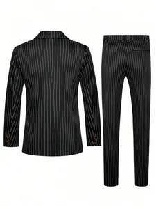 Costume à rayures pour hommes vue arrière du blazer et du pantalon habillé