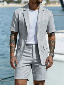 Gros plan sur l'ensemble blazer à manches courtes gris clair et short assorti pour hommes