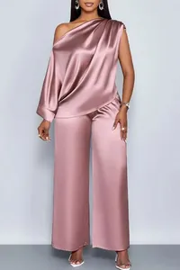 Elegant mauve satijnen set bestaande uit een one-shoulder top en een wijde broek.