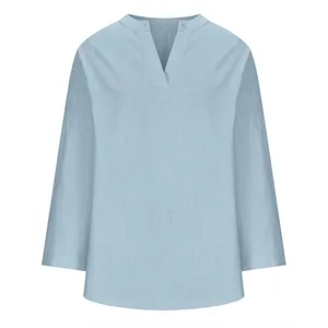 Detalle de camisa de manga larga en algodón y lino azul claro con cuello tipo mao