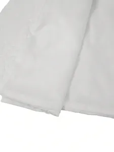 Detail van de witte jacquard bloemenstof en de gladde voering van een herenfeestpak