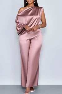 Elegante oudroze satijnen tweedelige set met one-shoulder top en wijde lange broek