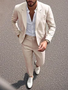 Costume homme beige ajusté élégant idéal pour les mariages ou les événements d'affaires
