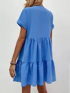 Vue arrière d'une robe trapèze bleue décontractée à manches courtes pour l'été