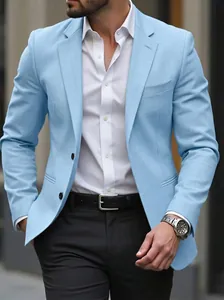 Detailansicht eines hellblauen Herren-Slim-Fit-Blazers mit hochwertiger Stoffstruktur