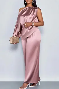 Elegant oudroze satijnen tweedelig pak met one-shoulder top en wijde lange broek