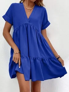 Vue détaillée d'une robe courte bleu roi à col en V et volants au style décontracté