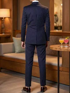 Vue arrière détaillée d'un costume bleu marine à rayures pour homme, idéal pour mariage