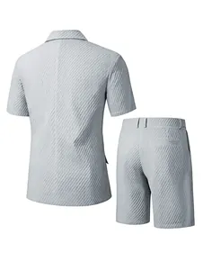 Vue arrière d'un ensemble de costume homme gris avec texture gaufrée et manches courtes