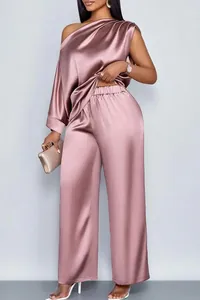 Detail van mauve satijnen set met one-shoulder top en broek met wijde pijpen