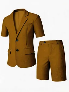 Détail d'un blazer à manches courtes à carreaux et d'un short assorti pour homme