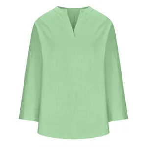 Vista detallada de la camisa informal de algodón y lino verde menta con cuello en V