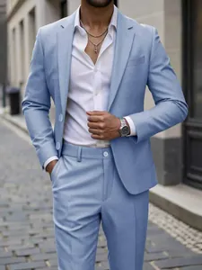 Costume homme bleu clair coupe ajustée pour mariages ou soirées habillées formelles.
