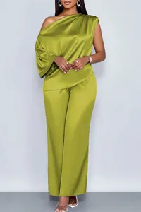 Gedetailleerd overzicht van de olijfgroene satijnen damesoutfit met schuine hals.