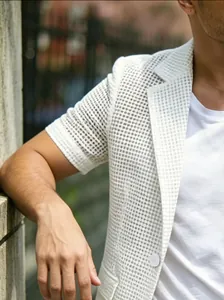 Λεπτομέρεια από λευκό διχτυωτό κοντομάνικο σακάκι blazer για άνδρες καλοκαιρινή μόδα
