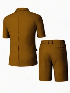 Vue arrière détaillée d'un ensemble de costume d'été pour homme à carreaux jaune moutarde