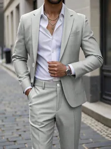Vue détaillée d'un costume pour homme gris clair coupe ajustée pour mariage et bureau.