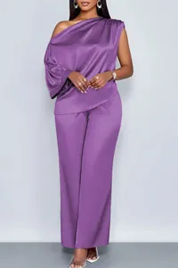Elegant paars satijnen dames setje met een one-shoulder top en een wijde lange broek.