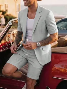 Ensemble costume homme à carreaux gris clair avec blazer manches courtes et short.