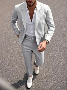 Détail d'un costume pour homme gris clair ajusté, parfait pour le business, un gala ou un mariage.