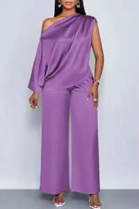Gedetailleerd overzicht van dames satijnen set in paars met off-shoulder top en broek